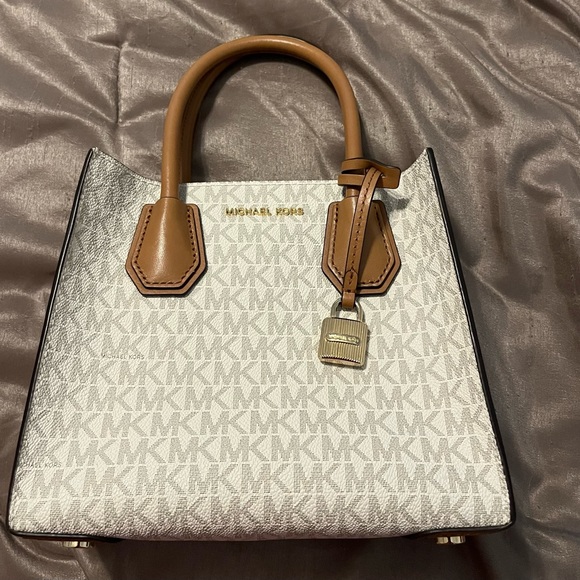 Michael Kors Mercer Medium Accordion Leather Tote Vanilla - Picture 4 of 13